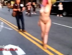 lady walking nude through time square (NYC) [720p]